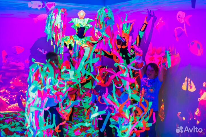 Бумажная дискотека, серебряное и неоновое шоу