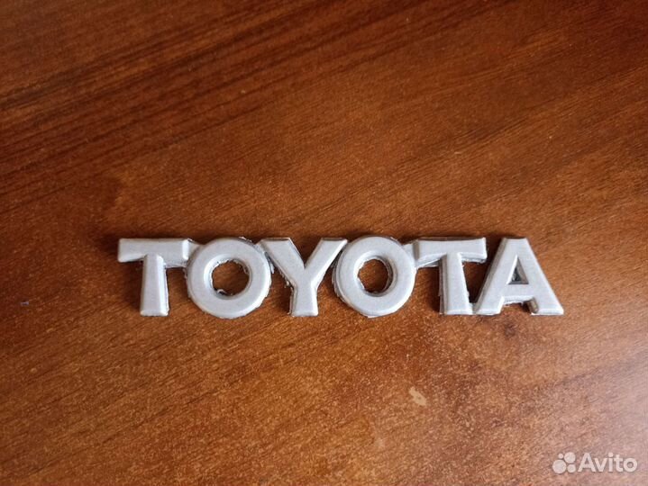 Надпись Toyota