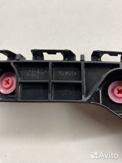 Направляющая переднего бампера правая Toyota Hilux