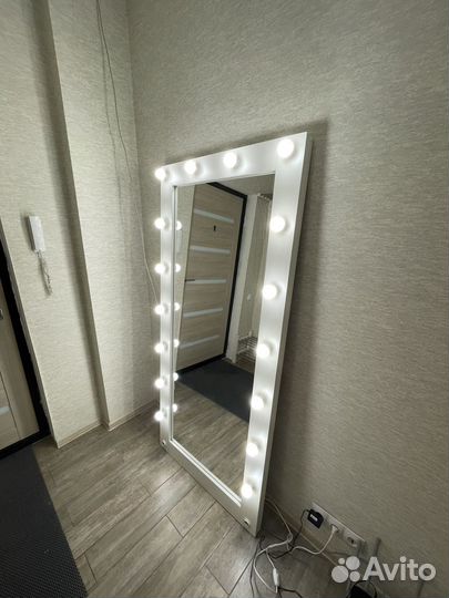 Гримерное зеркало с лампочками