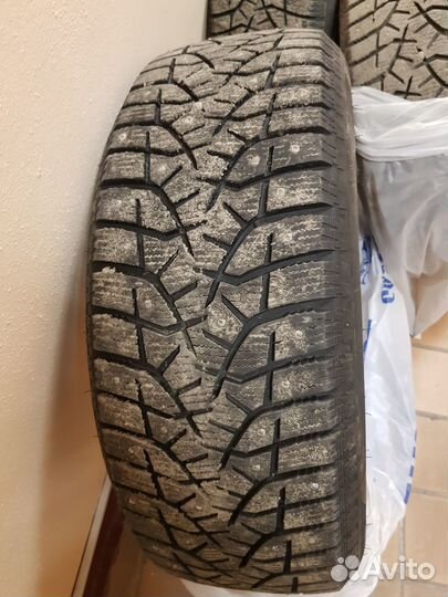 Bridgestone Blizzak Spike-02 225/55 R19 99T