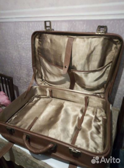 Чемодан советских времен. кожа