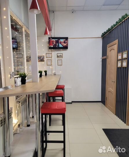 Сотрудник в кафе