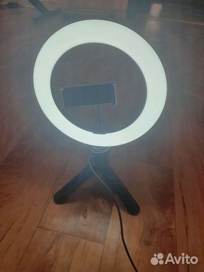 Кольцевая лампа на триноге