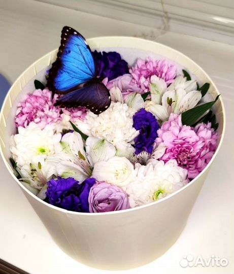 Коробки с цветами и живыми бабочками
