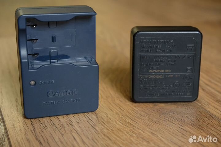 Зарядное Canon CB-2LUE и адаптер Olympus