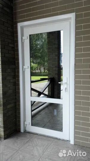 Пластиковая входная дверь