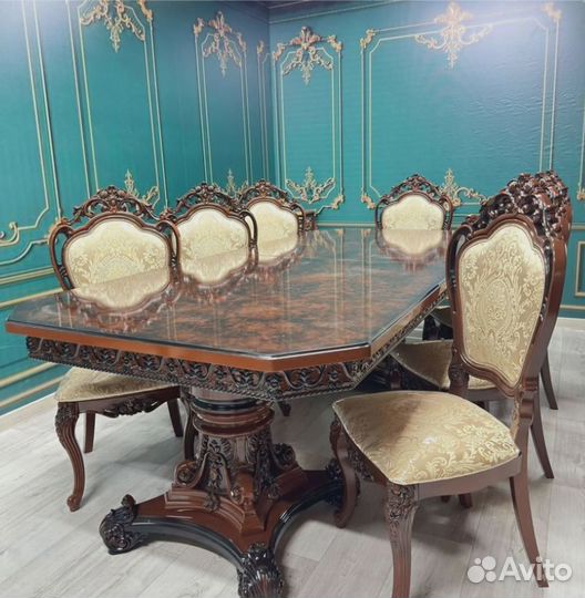 Обеденный стол со стульями