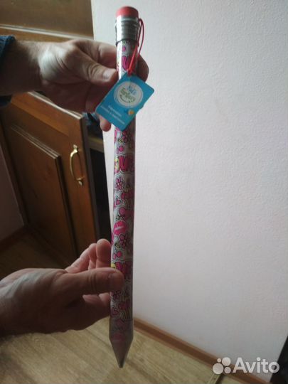 Огромный новый карандаш