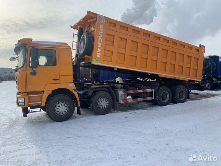Водитель самосвала грузоподъемностью 40 тонн