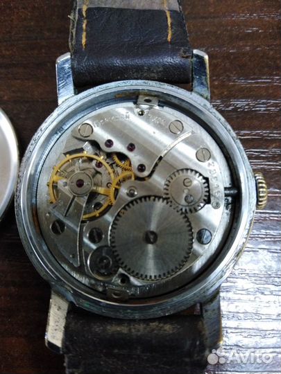 Часы зим на ходу работают точно