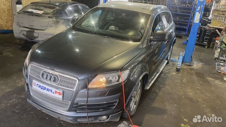 Крючок капота Audi Q7 (4L) 4L0823480