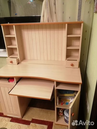 Стол школьный, стенка+стул в подарок