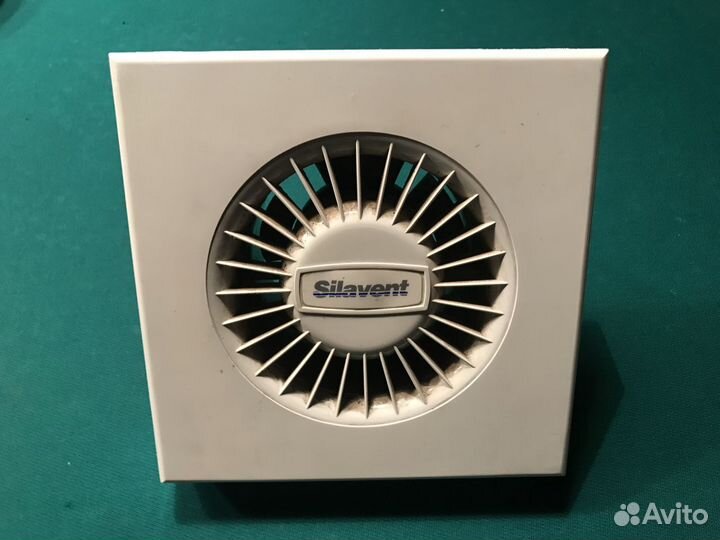 Вентиляционные решётки и вентилятор на вытяжку