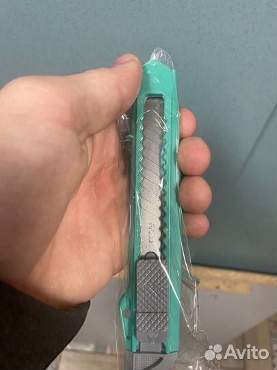 Канцелярский нож разных цветов