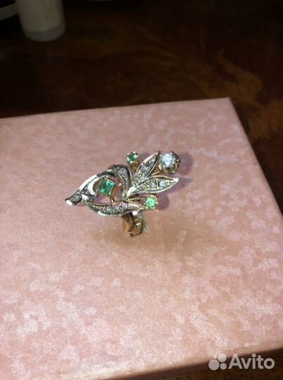 Золотое кольцо с бриллиантами и изумрудами
