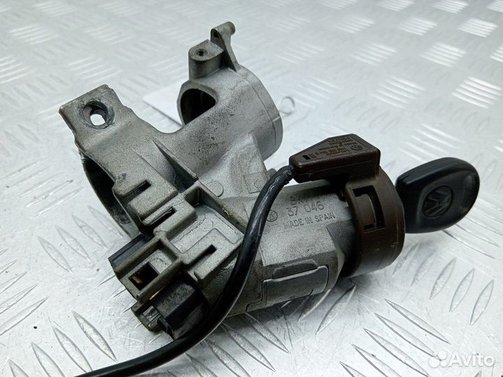 Замок зажигания для Volkswagen Golf 3 357905851D