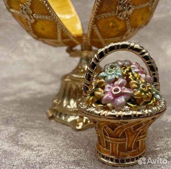 Яйцо Фаберже с корзиной цветов, золотое
