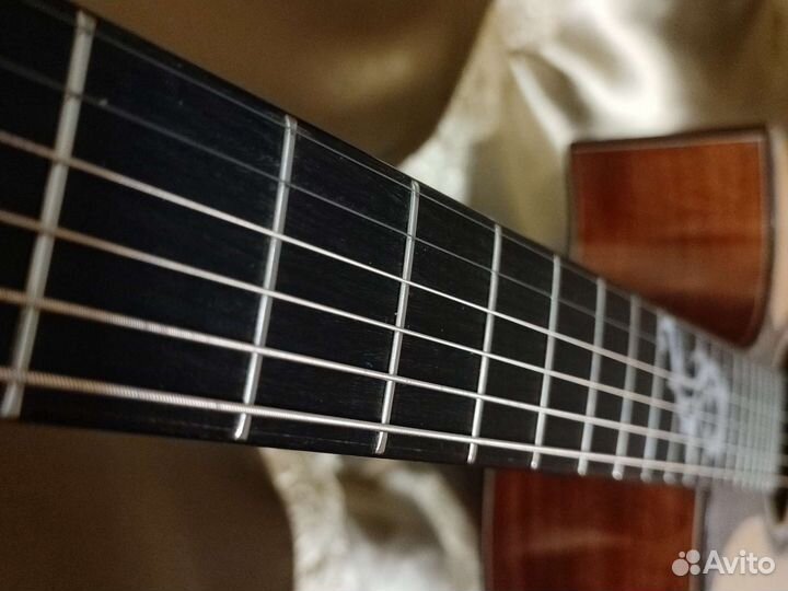 Акустическая гитара(массив)