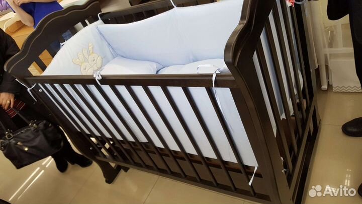 Детская кроватка с маятником