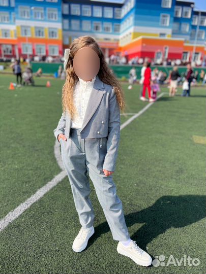 Серый брючный костюм на девочку на рост 146