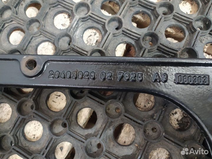 Кронштейн крыла переднего левый