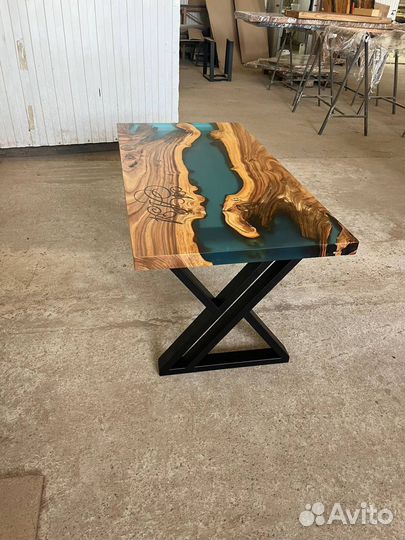 Стол из эпоксидной смолы река