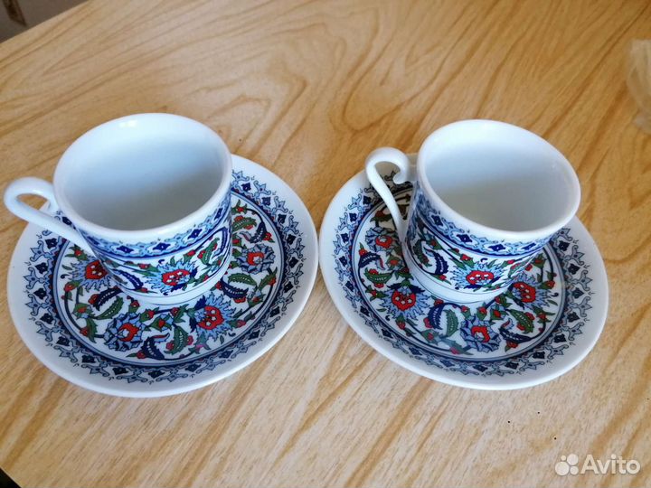 Кофейные чашки с блюдцами