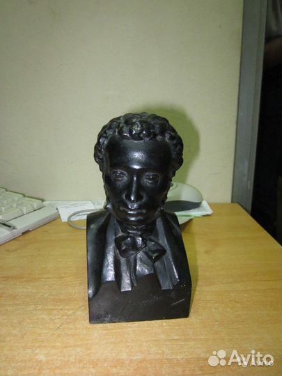 Бюст Пушкина автор Барановская