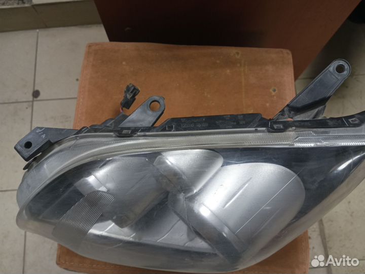 Фара левая toyota avensis 2008г