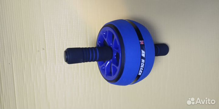 Ролик гимнастический с эспандерами для пресса