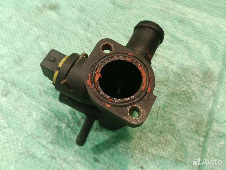 Фланец системы охлаждения Volkswagen Passat B3