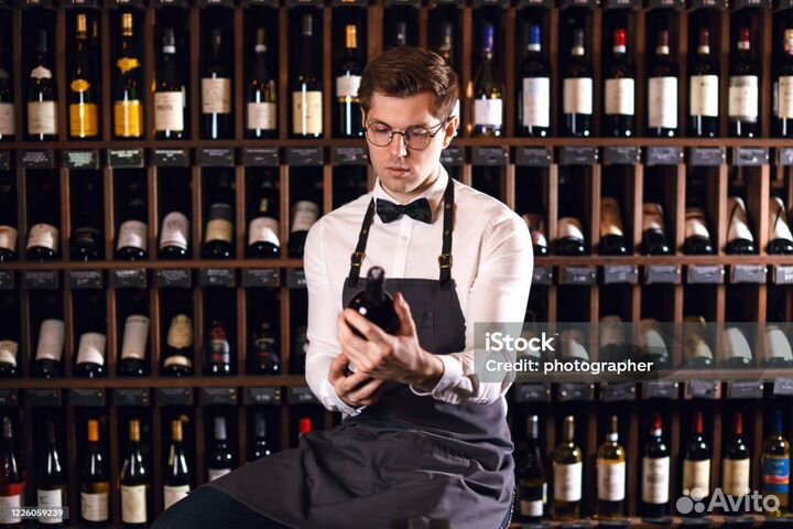 Работник торгового зала в алкогольный магазин