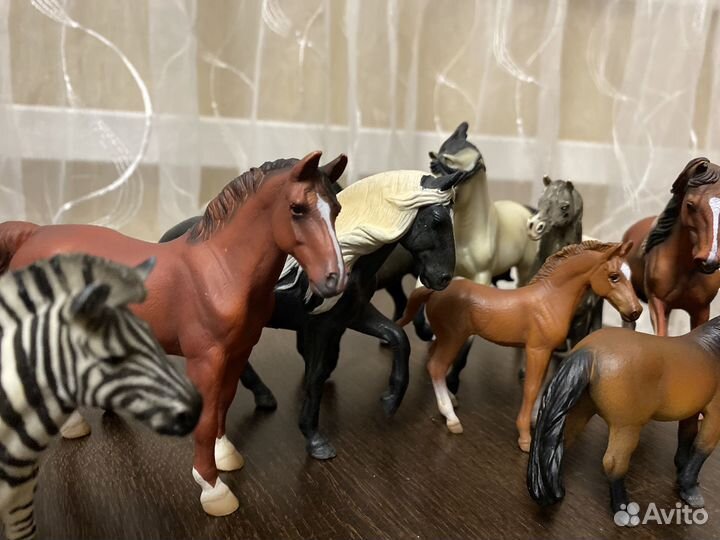 Фигурки лошадей