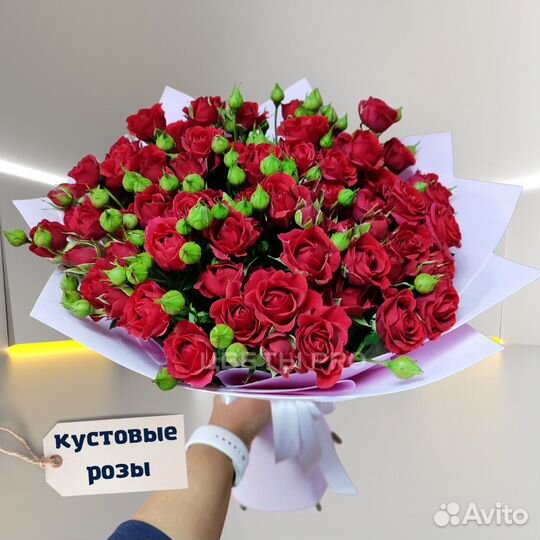 Букет кустовых роз красные 23 шт 70 см