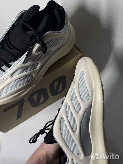 Мужские кроссовки adidas Yeezy boost 700v3