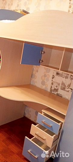 Кровать чердак со столом и шкафом