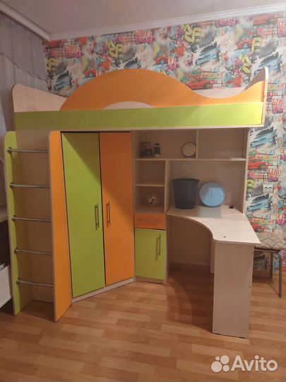 Детская кровать чердак со столом и шкафом