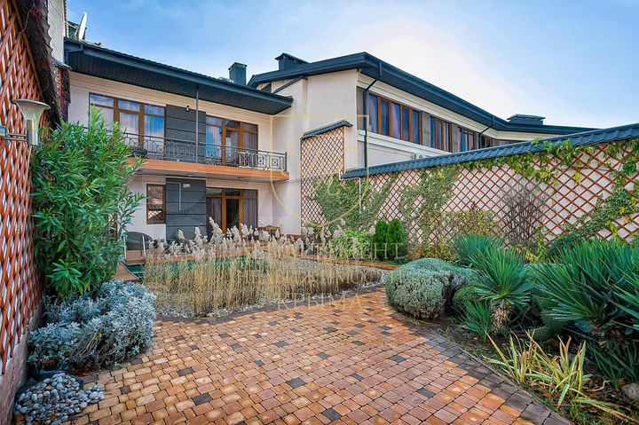 Дом 221 м² на участке 2,7 сот.