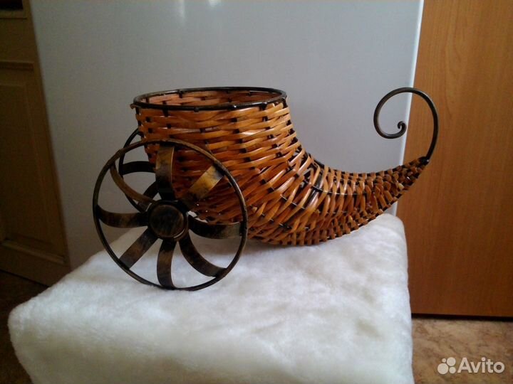 Бутылочница или ваза декоротивная для иск. цветов