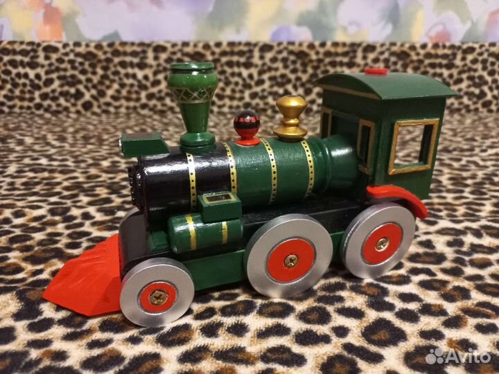 Паровозик деревянный