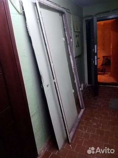 Дверь входная металлическая б/у