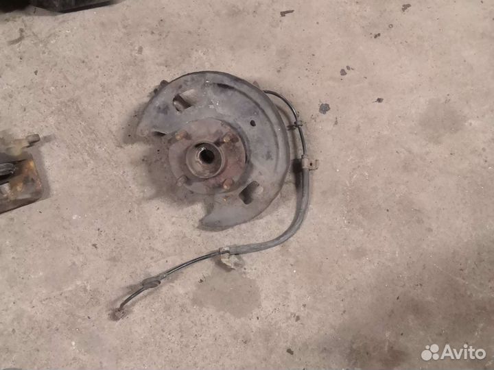 Nissan Sunny кулак левый