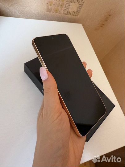 Samsung Galaxy S22, 8/256 ГБ