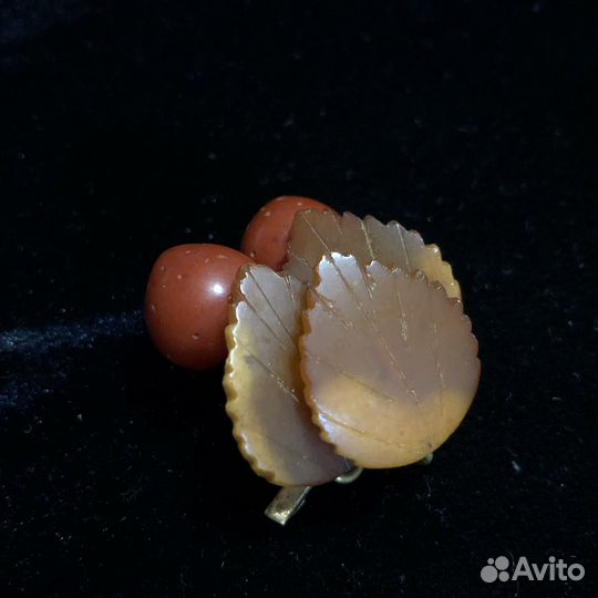 Брошь клубника янтарь