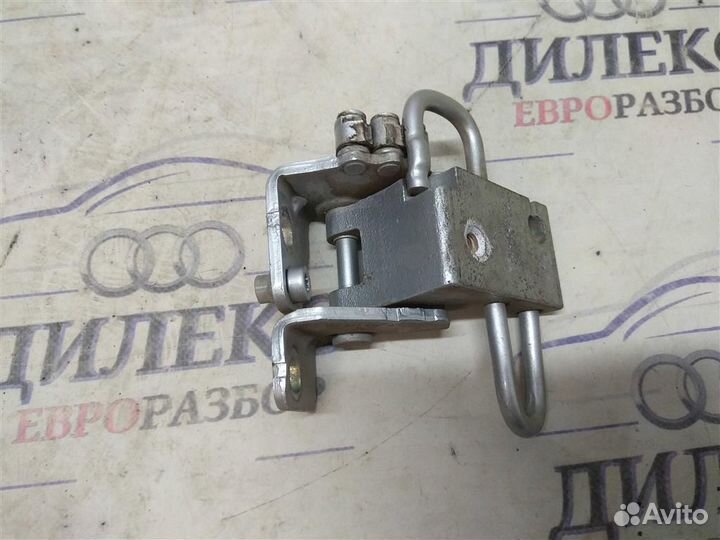 Петля двери передней правой верхняя VW Jetta 2005