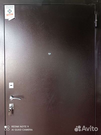 Дверь крепкая в идеале ключи есть