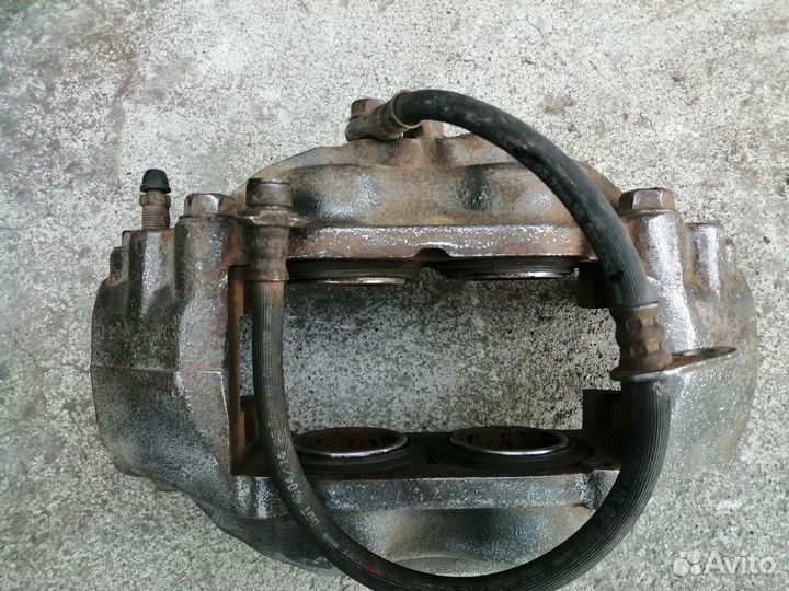 Суппорт передний левый Toyota land cruiser