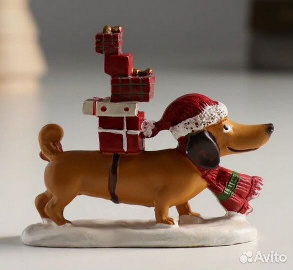 Фигурка Такса с подарками Новый год