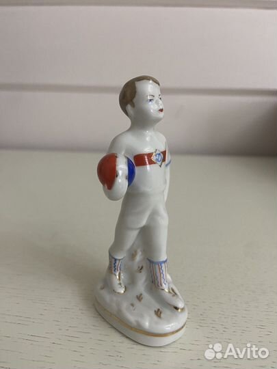 Фарфоровая статуэтка Динамовец Юный футболист